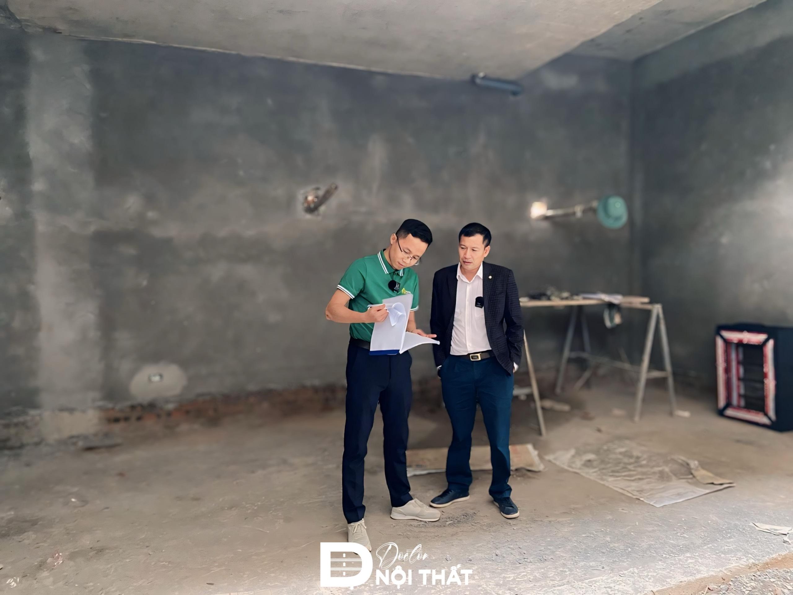 Kỹ sư tại Doctor Nội Thất đang tư vấn thi công nội thất khách sạn với đối tác