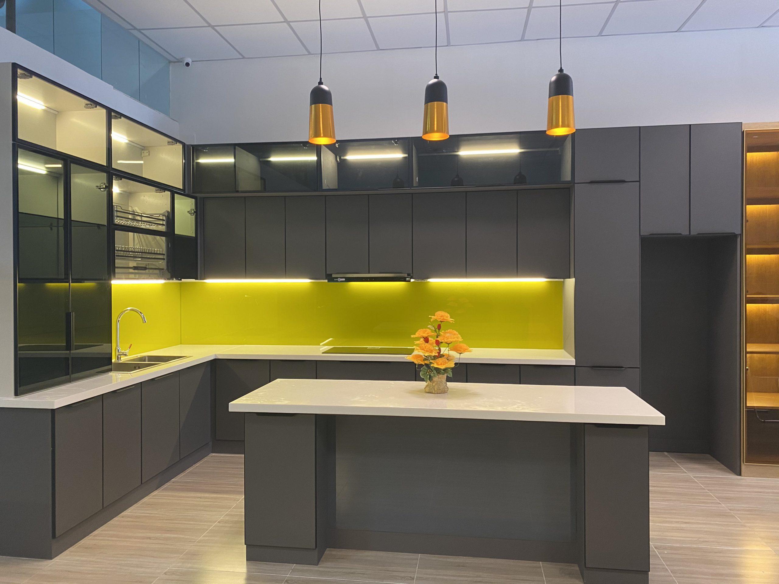 Mẫu thiết kế phòng bếp chung cư với hệ tủ bếp Acrylic bền bỉ sang trọng