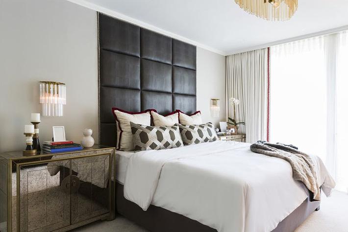 Cách trang trí đầu giường đơn giản bằng tấm cỡ lớn (nguồn: sưu tầm)