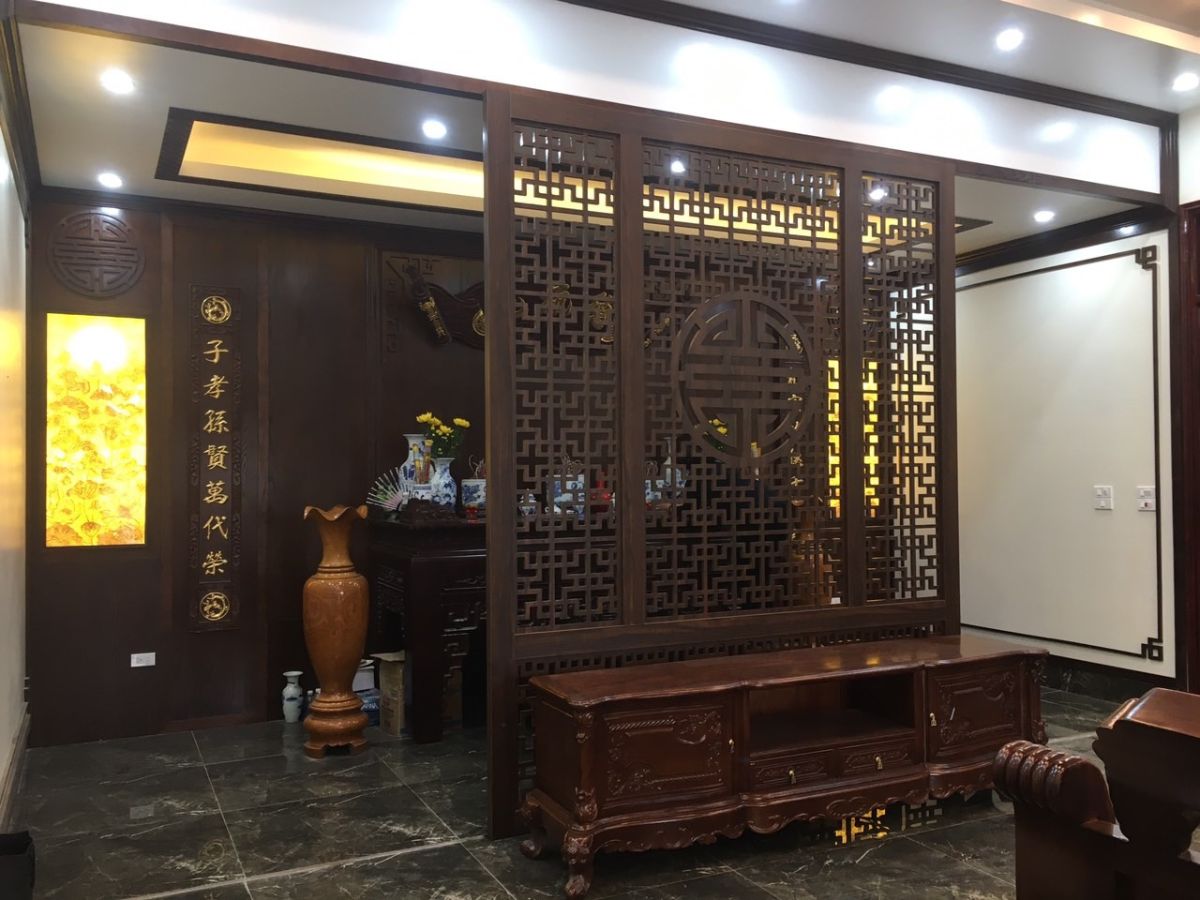 vách ngăn phòng thờ với phòng khách