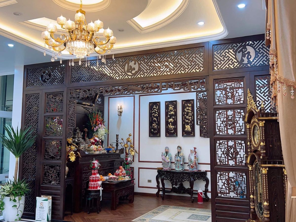 Vách ngăn phòng khách có bàn thờ làm từ chất liệu gỗ tự nhiên (Nguồn: Sưu tầm)