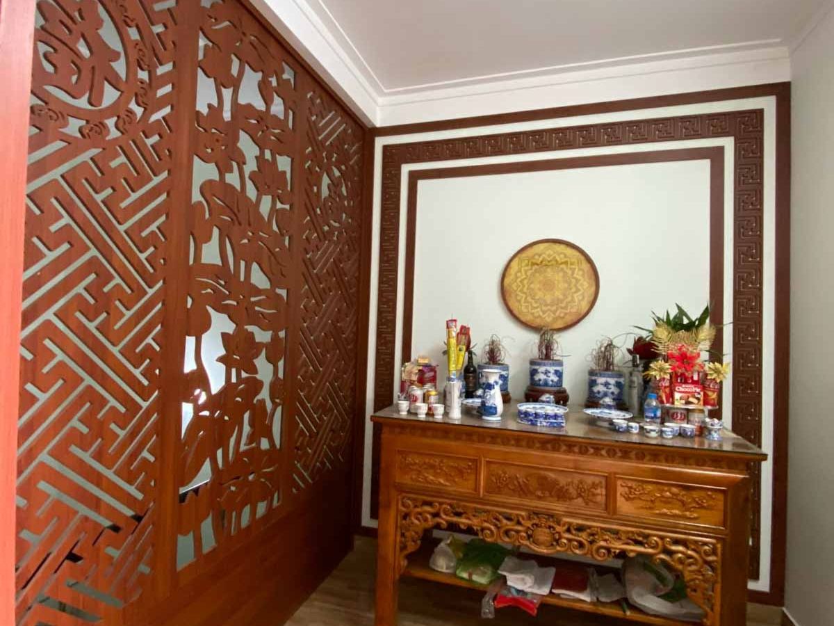 Mẫu vách ngăn phòng khách có bàn thờ đơn giản, hiện đại (Nguồn: Sưu tầm)