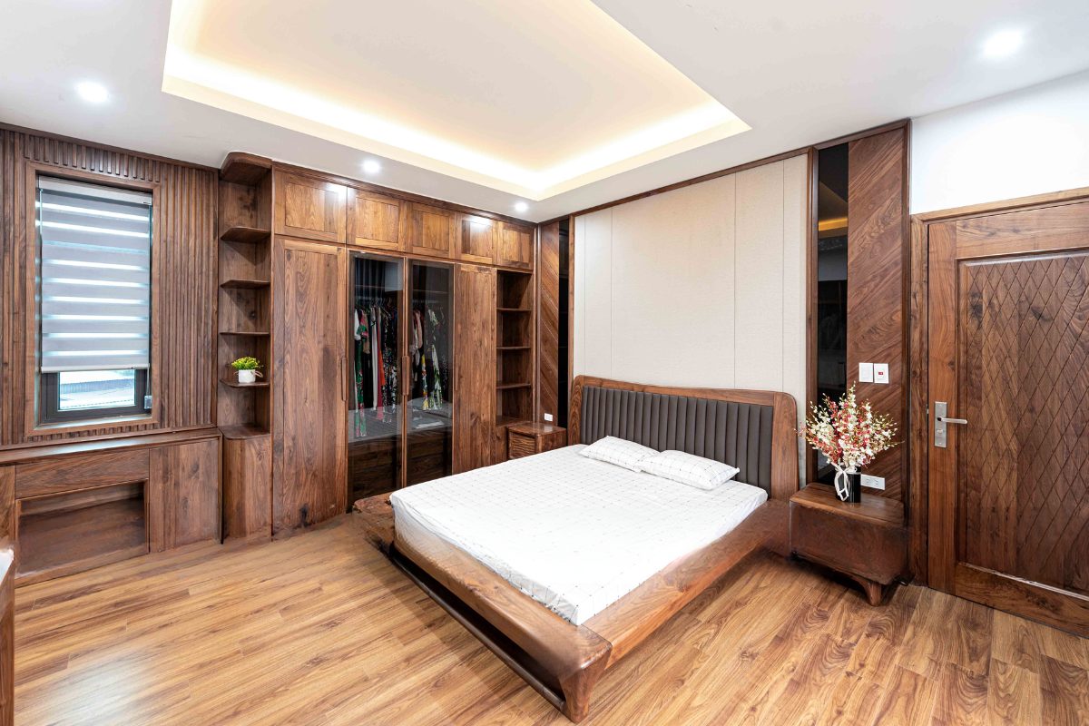 Màu nâu trầm kết hợp hài hòa cùng sàn gỗ tăng thêm tính thẩm mỹ của căn phòng (Nguồn sưu tầm)