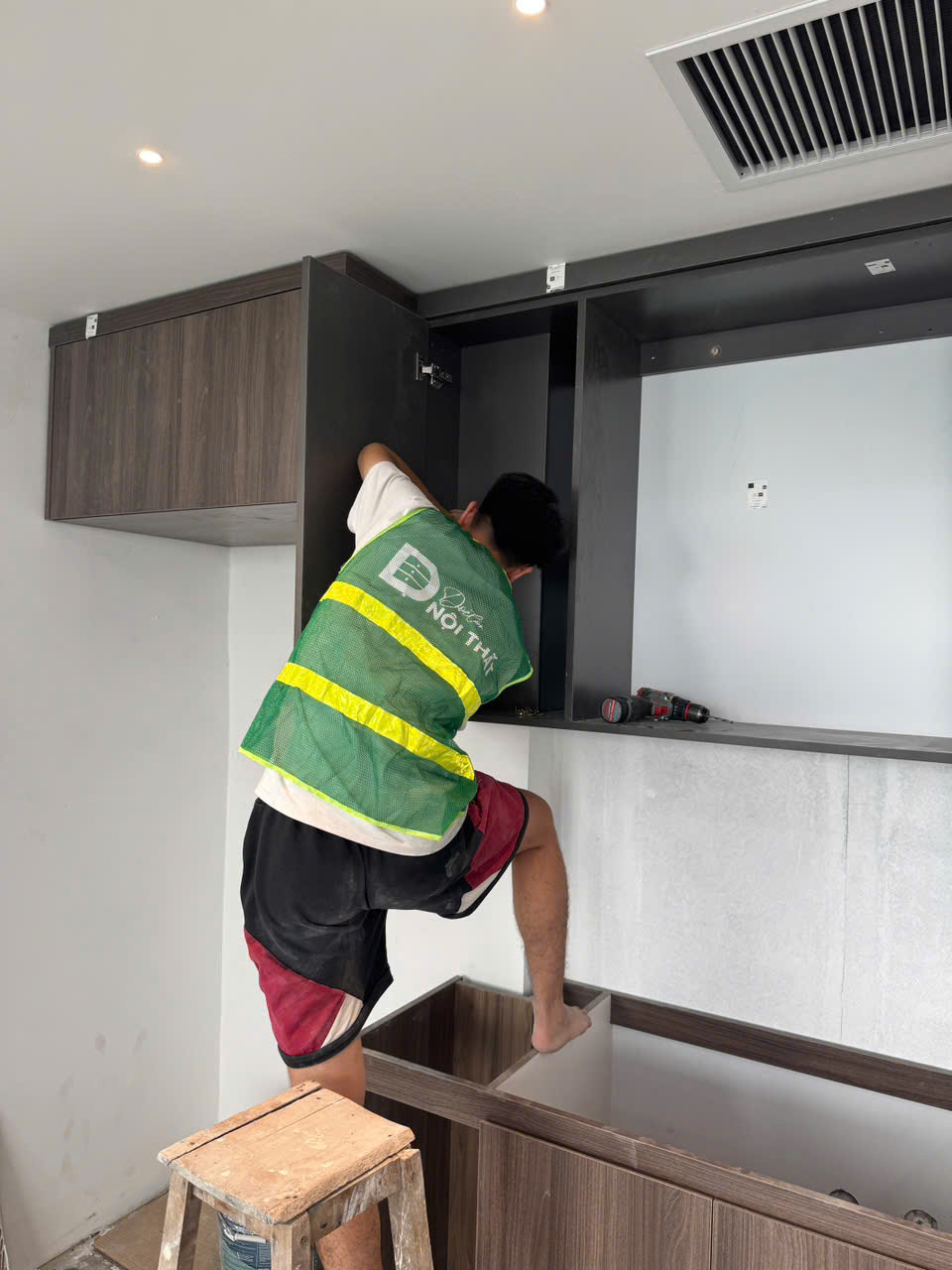 Lắp đặt nội thất theo đúng bản vẽ kỹ thuật