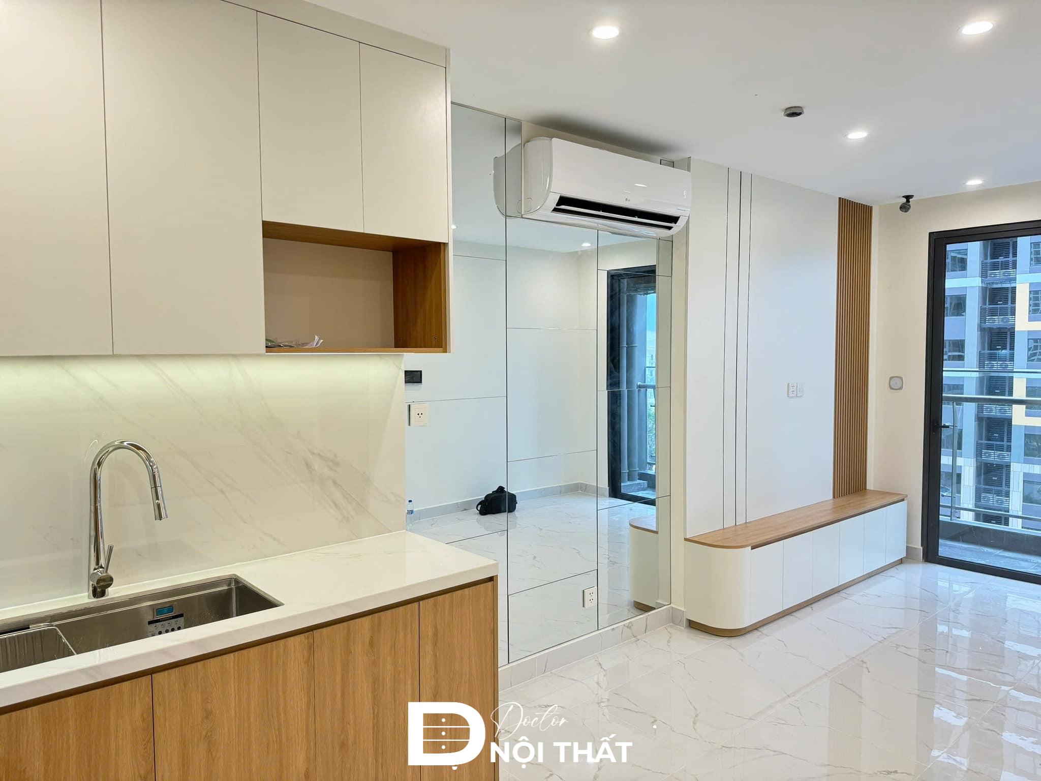 Nội thất tone màu nâu gỗ nổi bật trên nền sơn trắng