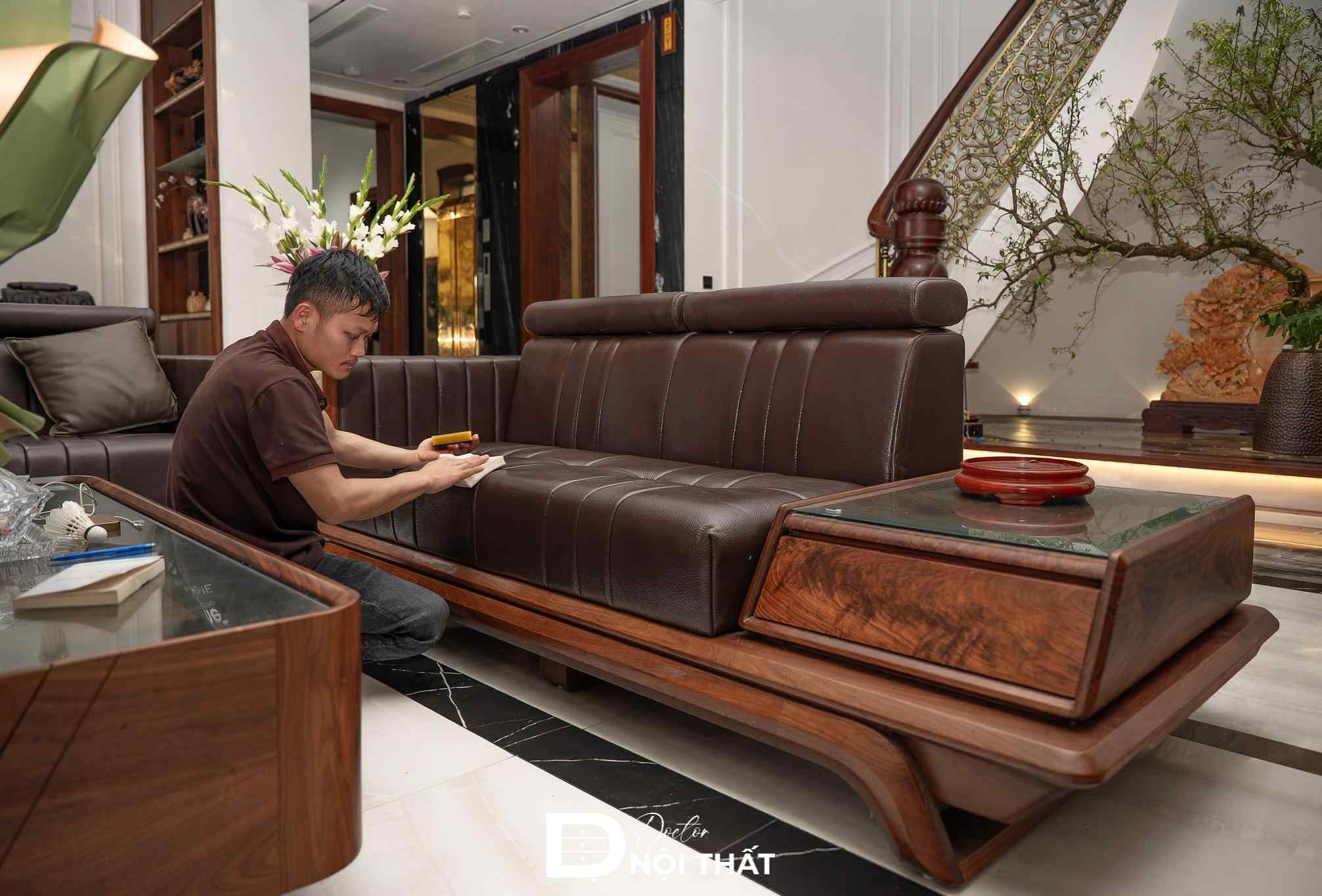 Chế tác bộ sofa gỗ óc chó kết hợp bọc da thật tinh xảo cho nội thất biệt thự diện tích 190m2