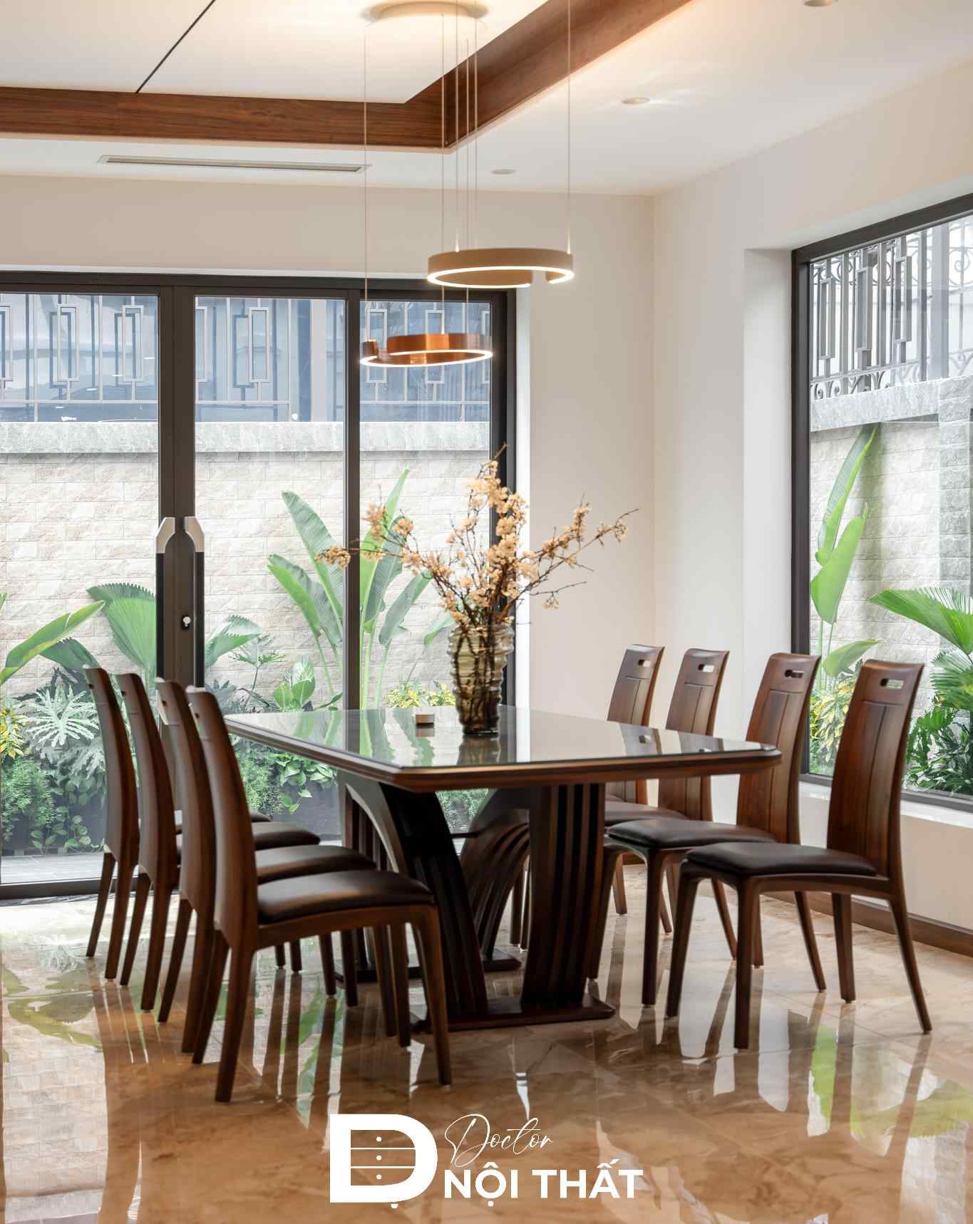 Thi công bộ bàn ghế ăn gỗ tự nhiên trong không gian bếp biệt thự đảm bảo công năng và thẩm mỹ