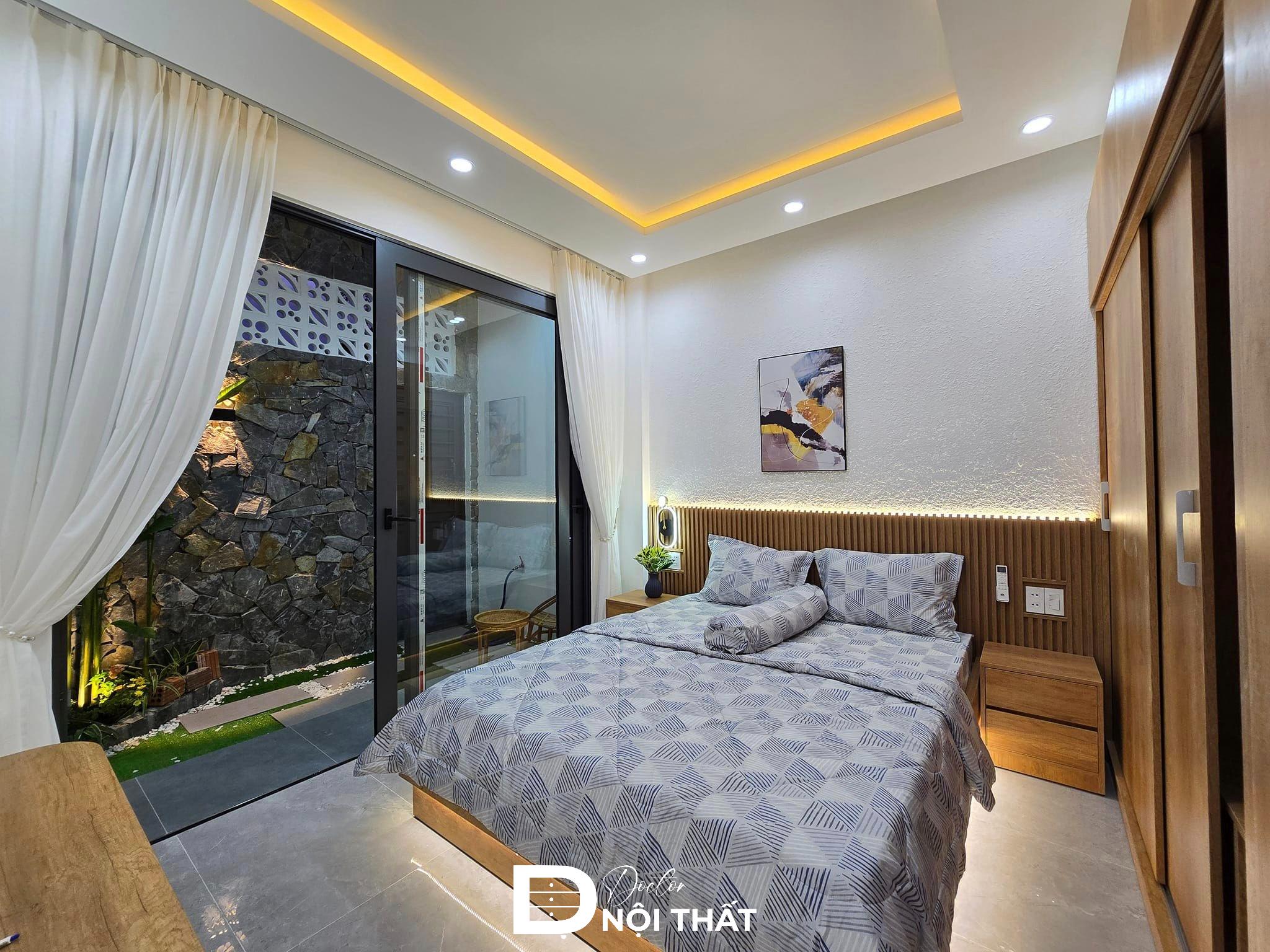 Phòng ngủ được bố trí đèn LED tạo điểm nhấn độc đáo
