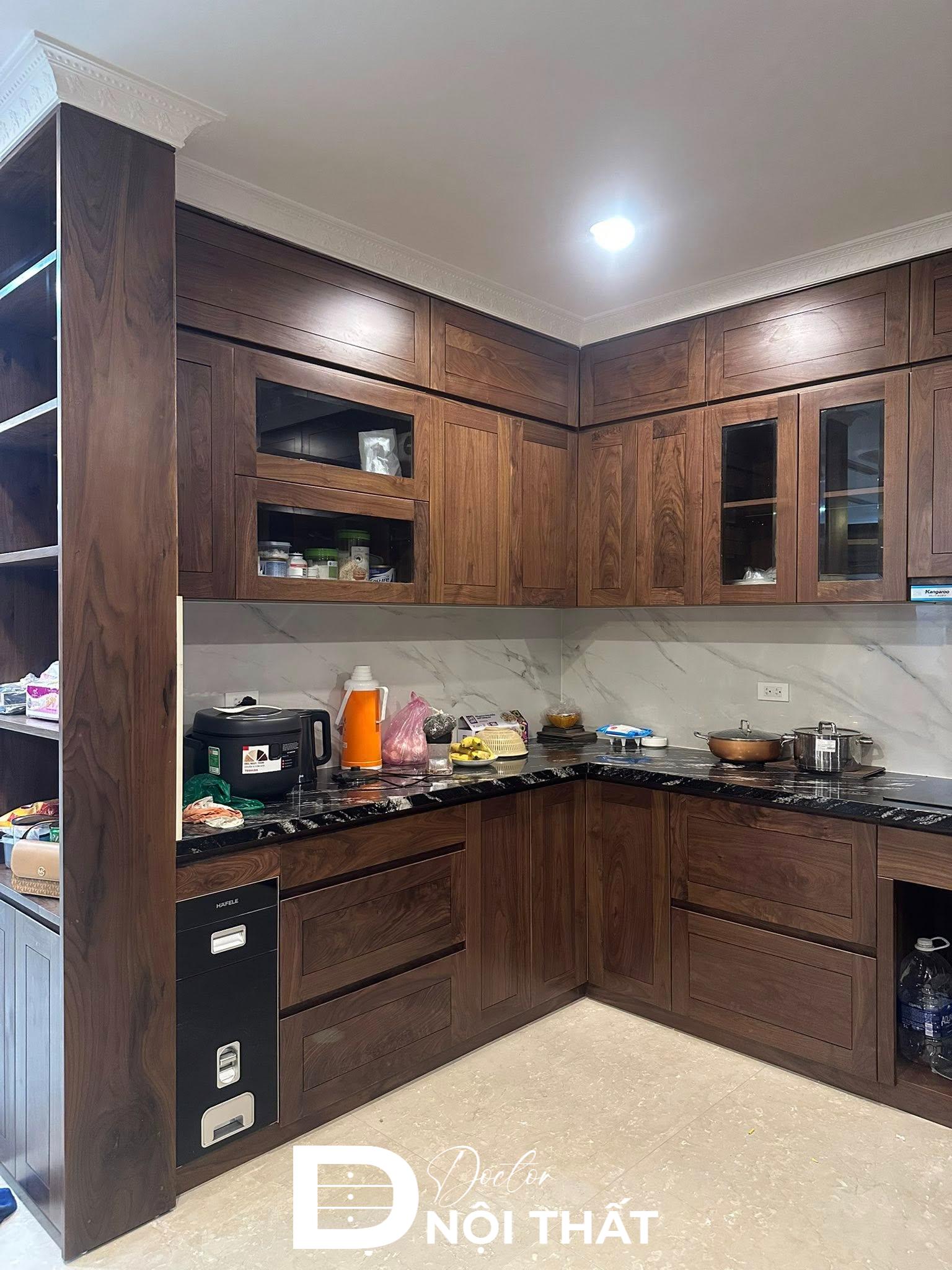 Chất liệu gỗ tự nhiên bền bỉ đảm bảo tủ bếp tuổi thọ sử dụng lâu dài