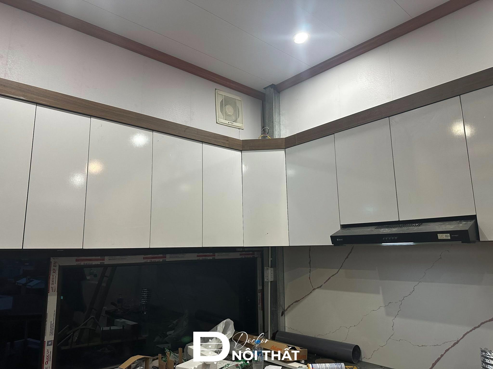 Thi công tủ bếp chung cư với kiểu dáng kịch trần