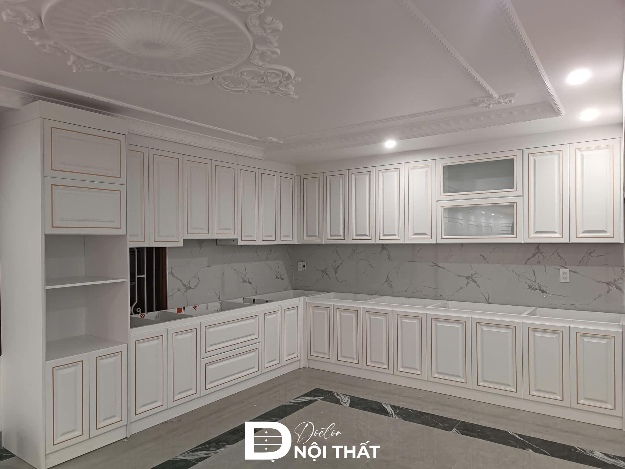 Thi công nội thất tủ bếp tân cổ điển tone màu trắng cho biệt thự