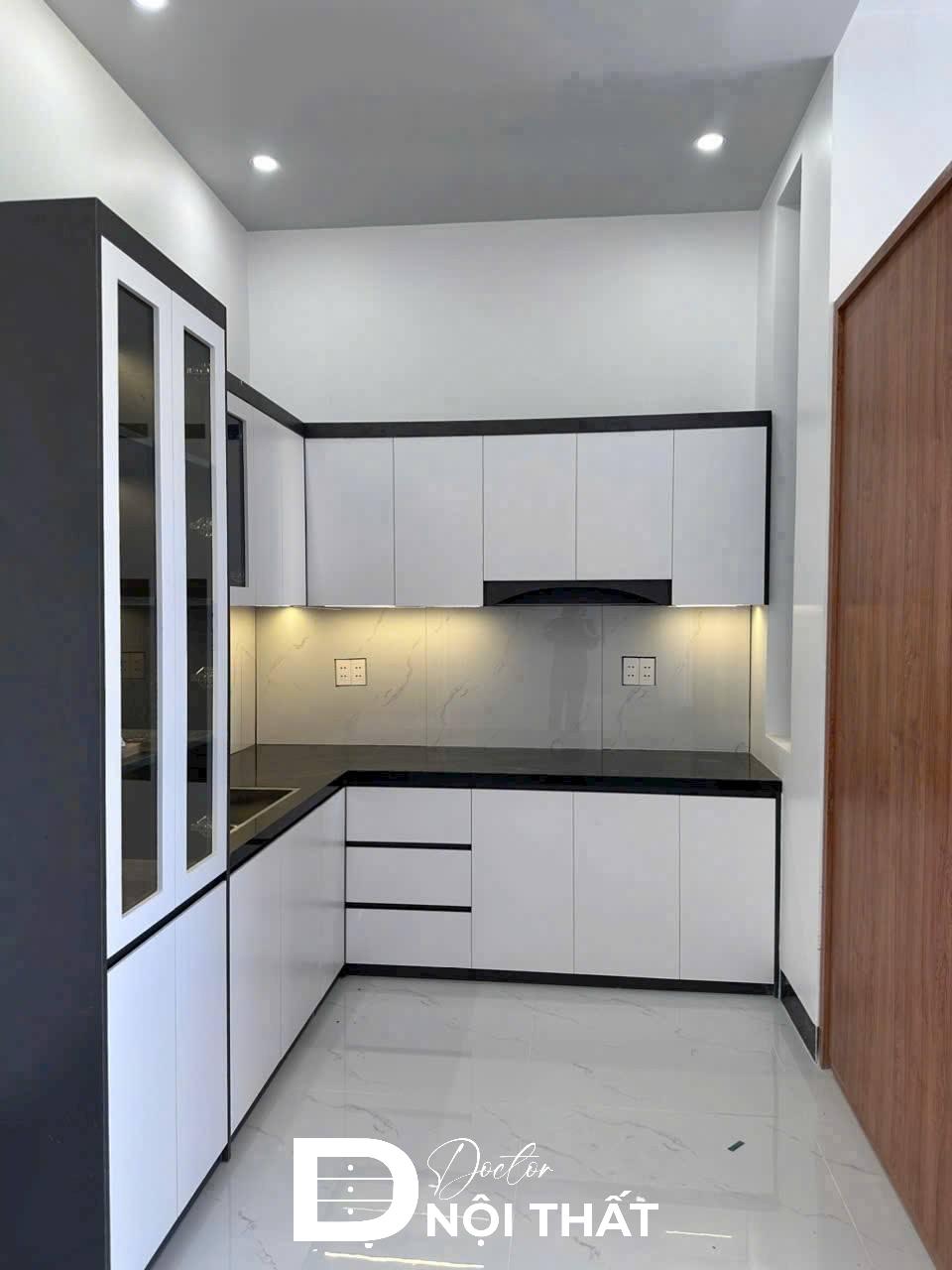 Thi công nội thất phòng bếp chung cư với hệ tủ bếp chữ L đầy đủ tiện nghi