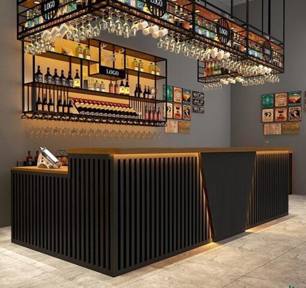 Kệ rượu treo tường đẹp trong quầy bar (nguồn: sưu tầm)