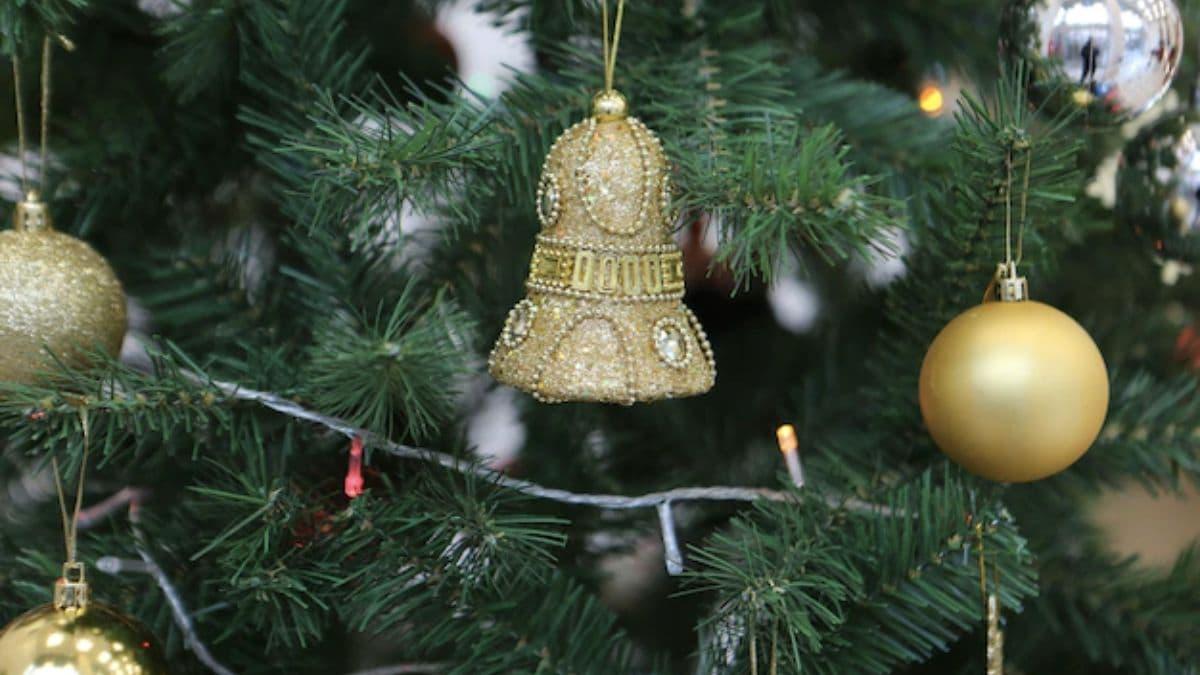 Chuông giáng sinh được treo trên cây thông Noel (nguồn: sưu tầm)