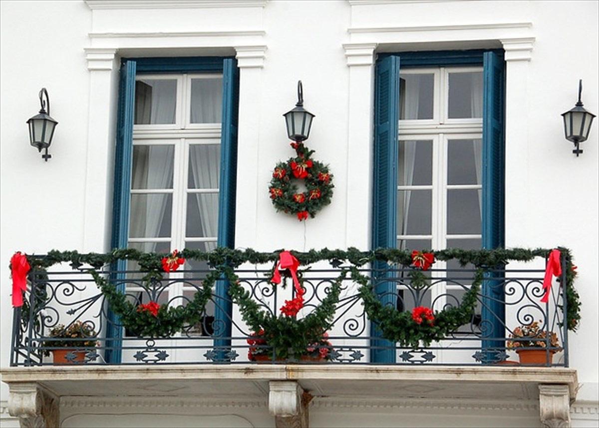 Treo các dây kim tuyến noel trên lan can ban công (nguồn: sưu tầm)