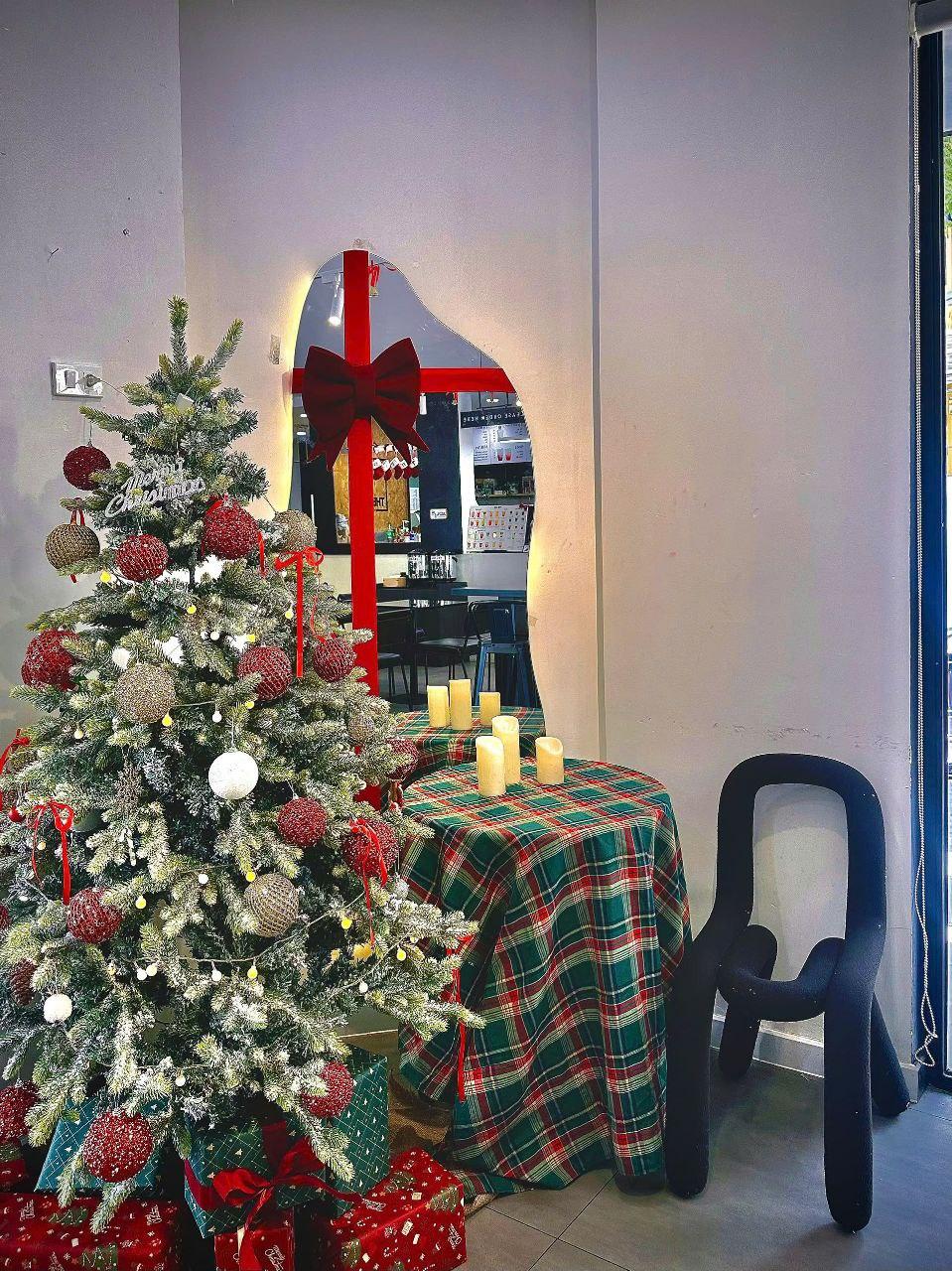 Trang trí noel chung cư với góc nhỏ độc đáo, ấm cúng