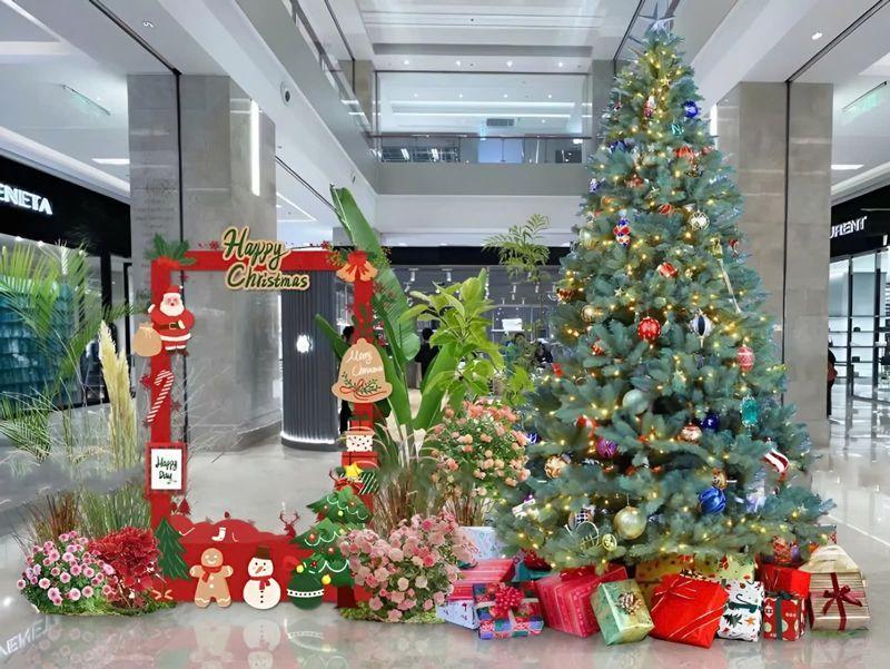 Góc chụp ảnh Noel ngay tại cửa văn phòng (nguồn: sưu tầm)