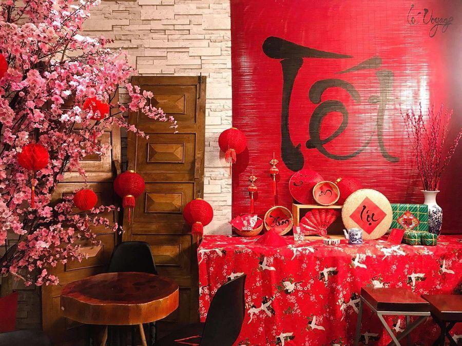 Trang trí tết quán cafe bằng câu đối đỏ may mắn (nguồn: sưu tầm)