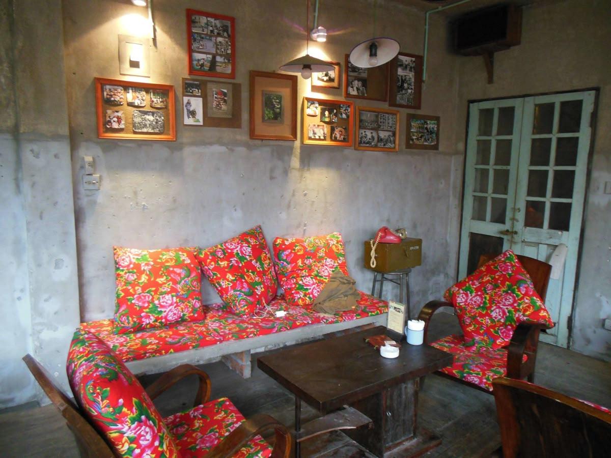 Đệm ghế màu đỏ bắt mắt trang trí tết cho quán cafe (nguồn: sưu tầm)