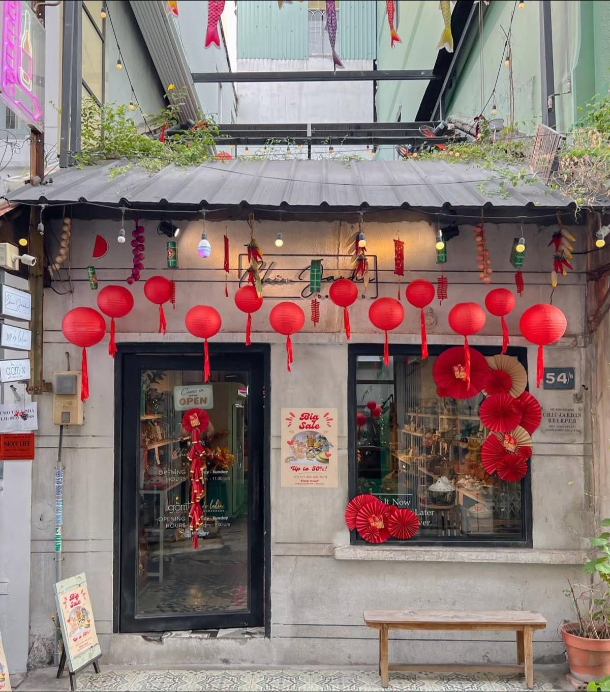 Mẫu decor tết quán cafe với mặt tiền nổi bật (nguồn: sưu tầm)