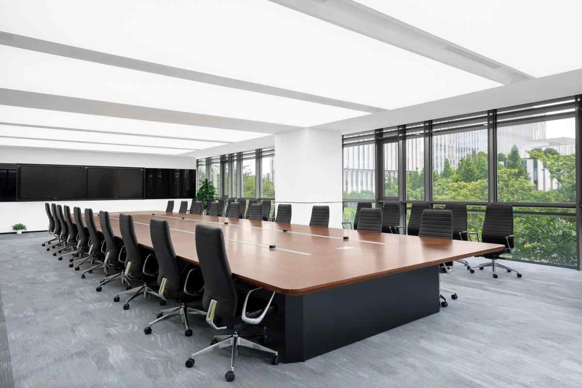Mẫu thiết kế phòng họp sử dụng kính cường lực với vách ngăn trong suốt, giúp không gian luôn sáng và thoáng (nguồn: sưu tầm)