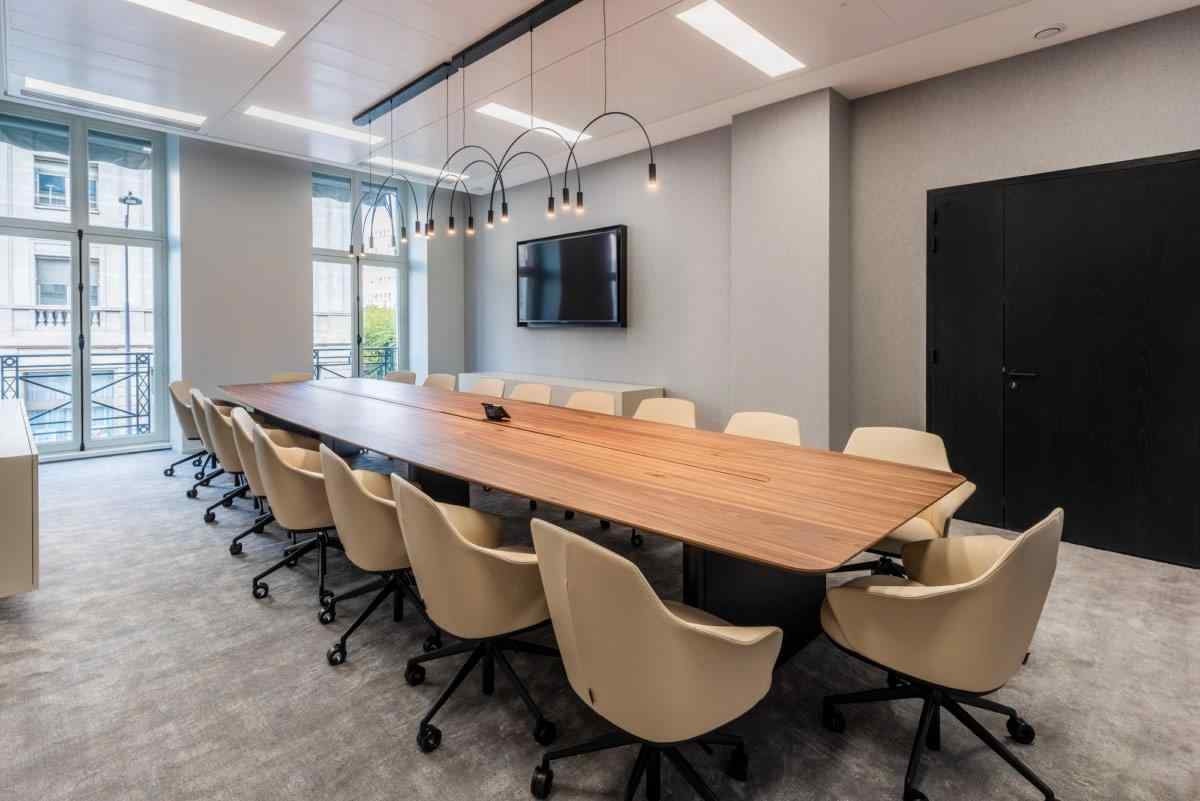 Mẫu thiết kế phòng họp được bố trí gần cửa sổ lớn, tận dụng ánh sáng tự nhiên và tầm nhìn thoáng (nguồn: sưu tầm)