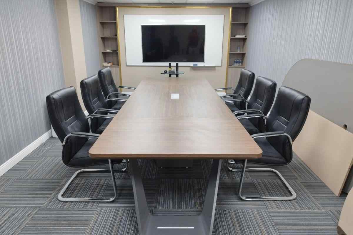 Mẫu thiết kế phòng họp tối giản với bàn họp dài đặt trung tâm (nguồn: sưu tầm)