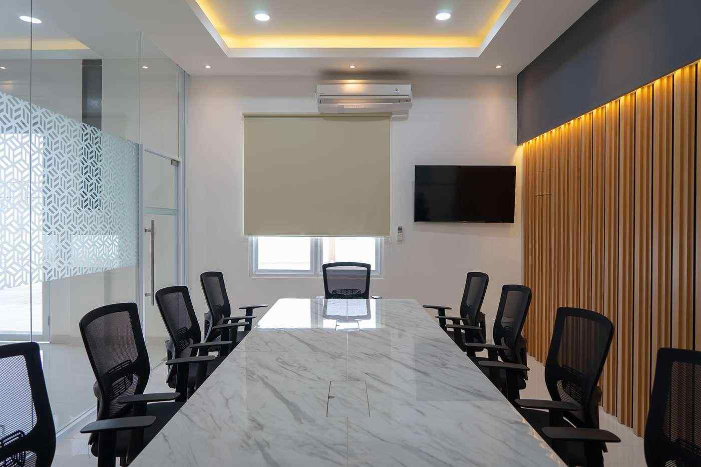 Mẫu thiết kế phòng họp hiện đại với bàn họp mặt đá đặt trung tâm (nguồn: sưu tầm)