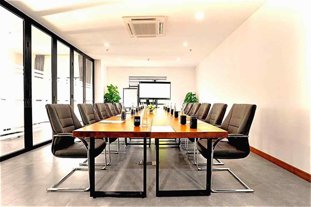 Thiết kế phòng họp mang hơi hướng thiên nhiên với vật liệu gỗ, ánh sáng mềm và bố cục mở (nguồn: sưu tầm)