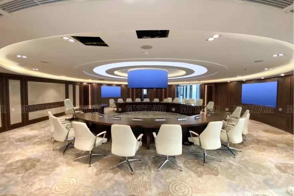 Mẫu phòng họp cao cấp với bàn họp lớn trung tâm và thiết kế trần hiện đại (nguồn: sưu tầm)
