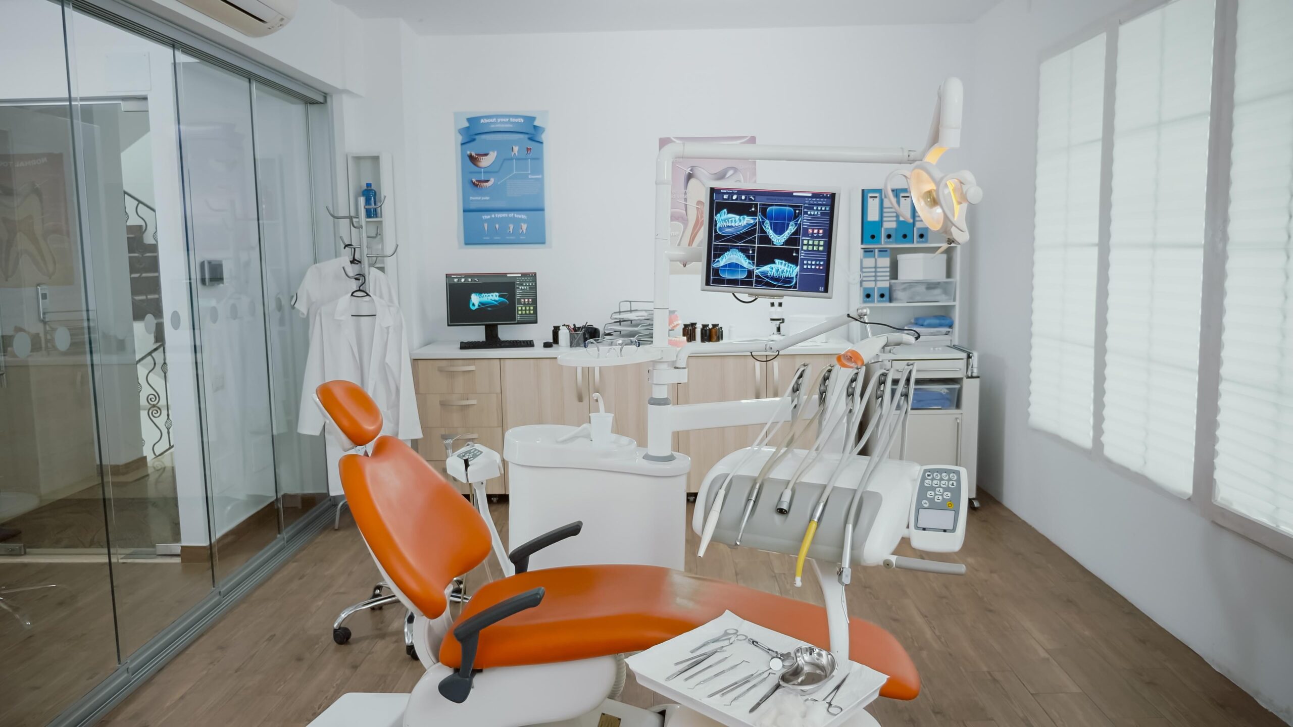 Thiết kế phòng khám nha khoa phong cách hiện đại với không gian sáng, đường nét dứt khoát (nguồn: sưu tầm)