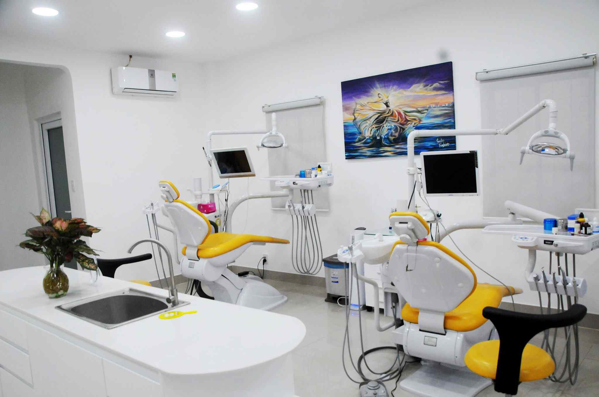 Không gian nha khoa phối màu vàng - trắng trẻ trung, mang lại cảm giác năng động(nguồn: sưu tầm)