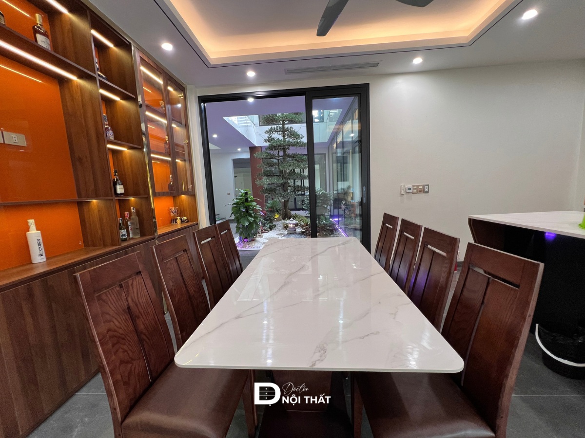 Bàn ăn mặt đá trắng 8 ghế gỗ cao cấp liền kề tủ trưng bày rượu