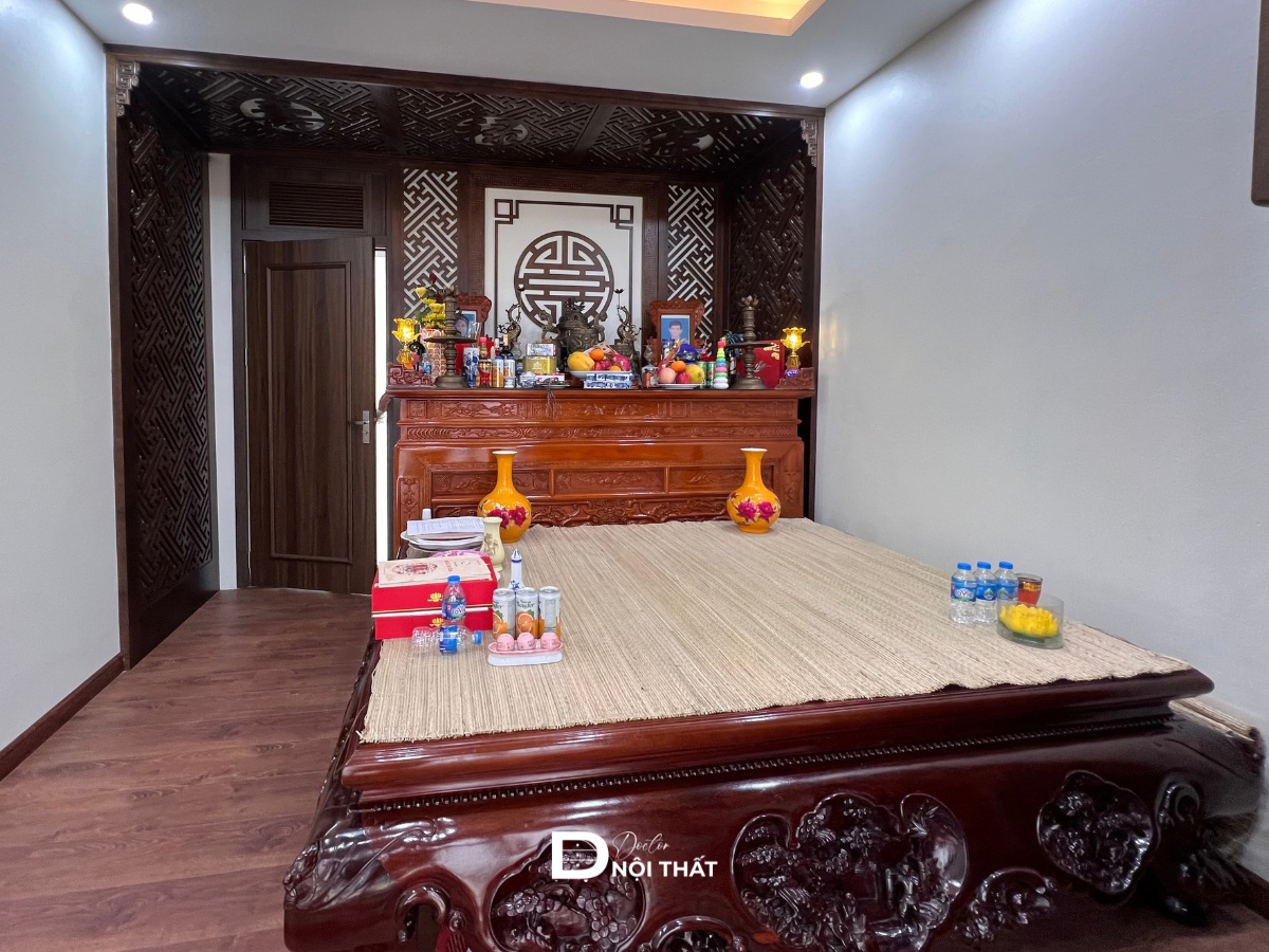 Bàn thờ gỗ tự nhiên và phản gỗ đục đẽo tinh xảo trong biệt thự