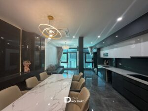 Tổng thể không gian mở gồm phòng ăn và bếp nấu hiện đại.